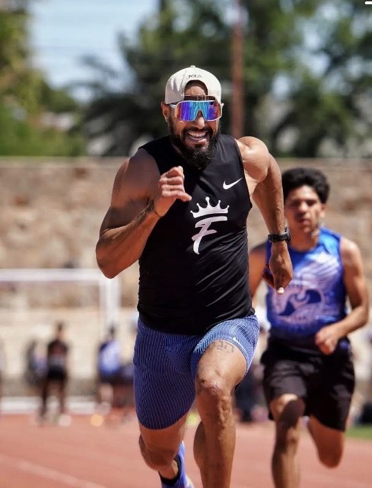 Siddeeq Shabazz sprinting at full speed mid-race